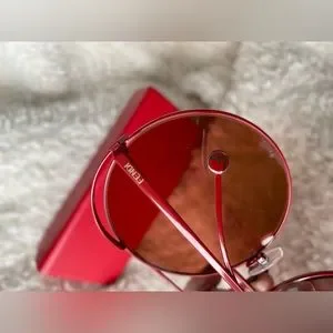 Fendi authentic unwore brand new Red sunglasses with original box Runway limited Fendi | Accessories | Fendi Authentic Unwore Brand New Red  main image 4